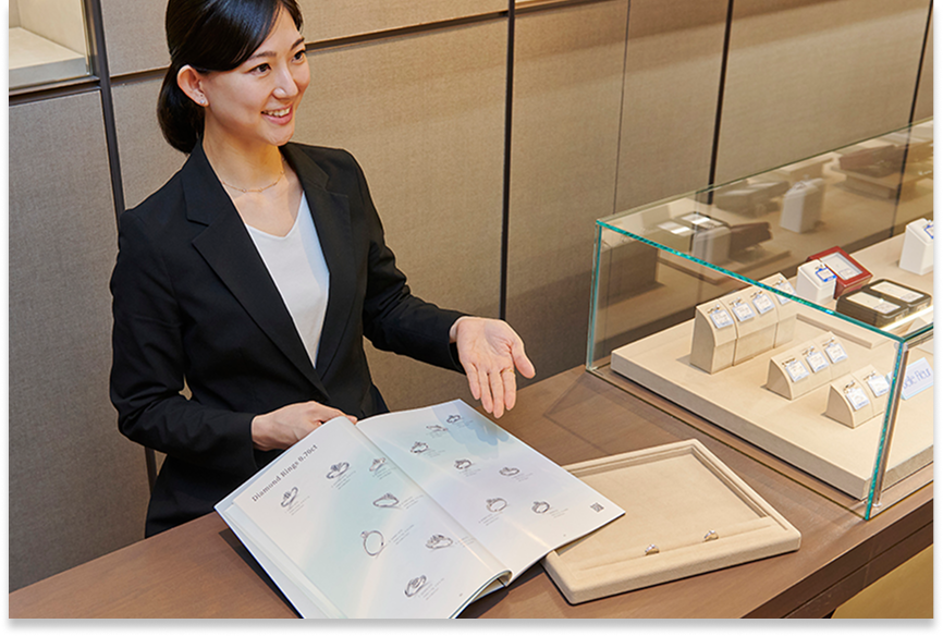 カタログから選ぶ様子